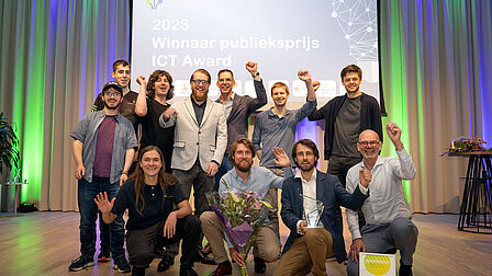 BFG Warehouding uit Nijkerk wint de ICT Award publieksprijs. Het hele team staat op de foto. 