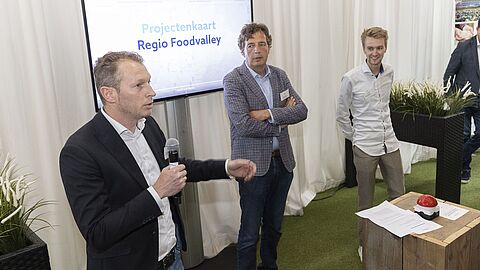 Gerrit Valkenburg, René Verhulst en Stefan Westeneng lanceren de projectenkaart tijdens de netwerkbijeenkomst op 10 juni.