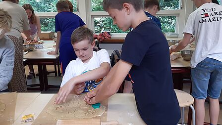 Leerlingen van basisschool Calluna in Ede bakken zandkoekjes met insectenmeel.