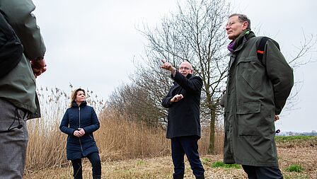 Minister Staghouwer en minister Van der Wal brengen een bezoek aan de Binnenveldse Hooilanden.