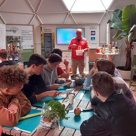 Christian Weij (Smaakpark Ede) vertelt de leerlingen over fermenteren. 