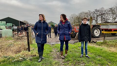 Minister Van der Wal bezoekt het agrarische bedrijf van de familie Van Ruiswijk