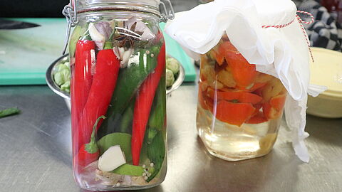 Gefermenteerde groenten in een glazen pot